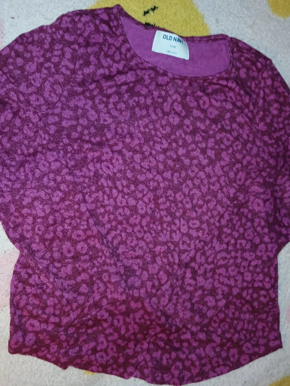 Pre-loved Gilr's Old Navy Long-Sleeve Magenta Leopard Print Top.